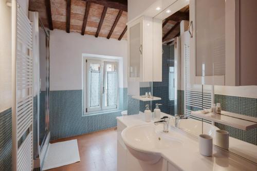 a bathroom with a sink and a mirror at B&B Lallabiló in San Clemente