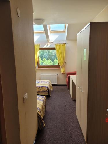 a room with two beds and a window at RV kavinė motelis in Salaperaugis
