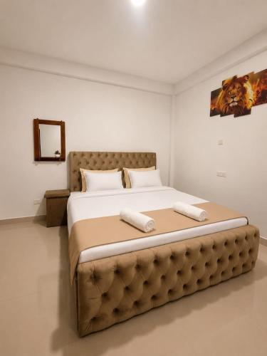 a bedroom with a large bed with two towels on it at Leo's Cozy Cabin in Ella