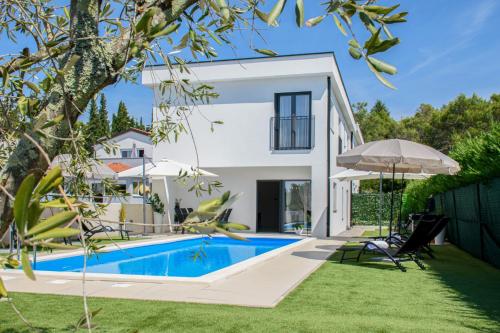 Modern Villa Angelina in Poreč - by Istrabook