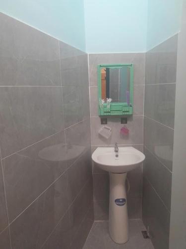 a bathroom with a sink and a mirror at An Loc Motel in Vĩnh Long
