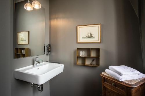 a bathroom with a sink and a mirror at Hotel Heimathafen in Lörrach