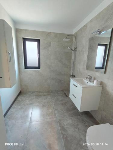 a bathroom with a sink and a mirror at Ola's House in Bradu