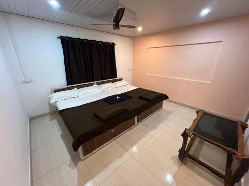 a room with a bed and a projection screen at Beach Side Home Stay - Kihim in Kīhīm