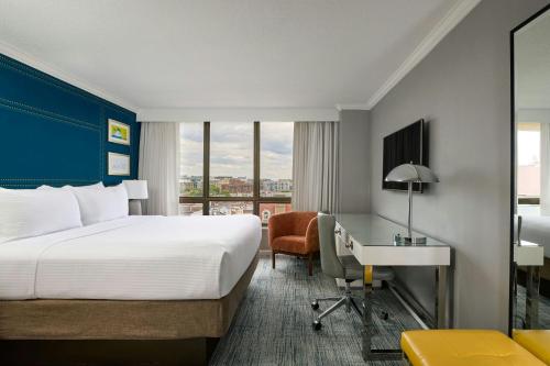 a hotel room with a bed and a desk at The Ven at Embassy Row, Washington, D.C., a Tribute Portfolio Hotel in Washington, D.C.
