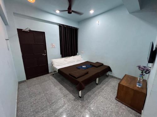 a bedroom with a bed and a ceiling fan at Beach Side Home Stay - Kihim in Kīhīm