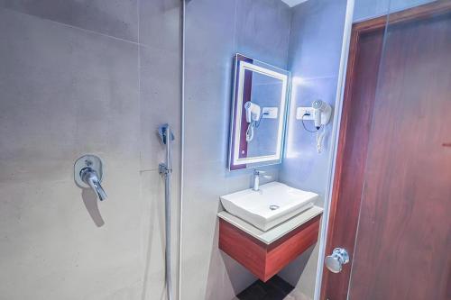 a bathroom with a sink and a mirror at Hudson Resorts in Pondūr