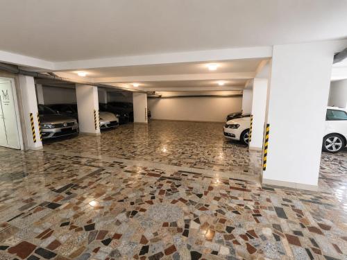 eine große Garage mit zwei darin geparkten Autos in der Unterkunft Villa Millene in Neum