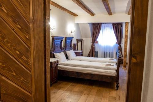 Un pat sau paturi într-o cameră la The Throne - M Museum Hotel