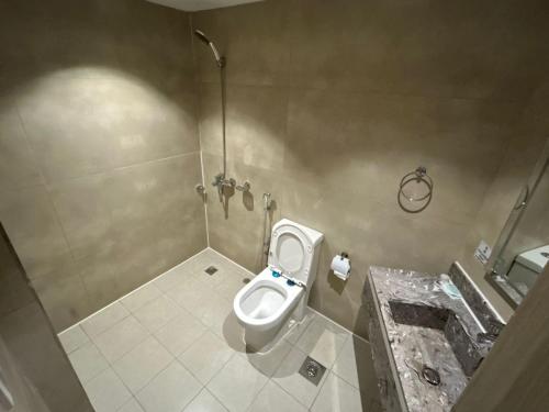 a bathroom with a toilet and a sink at Elaf Almaqamah Nour Althuria Hotel in Mecca
