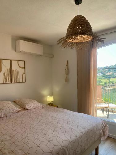 Villa nichée sur golf & piscine