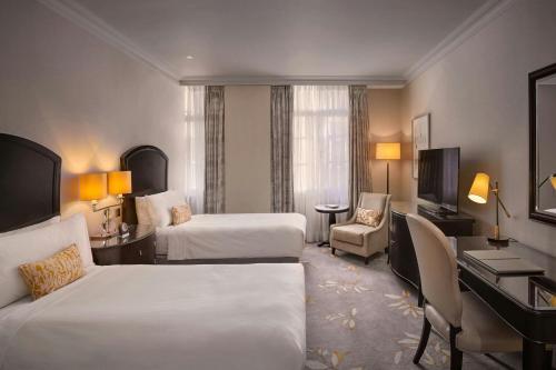 Superior Twin, Guest room
