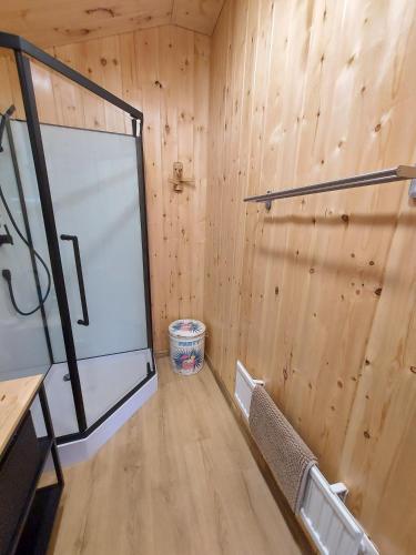 a room with a basketball hoop in a wooden wall at Na Kocankach - Domki na wyłączność in Czarnoszyce