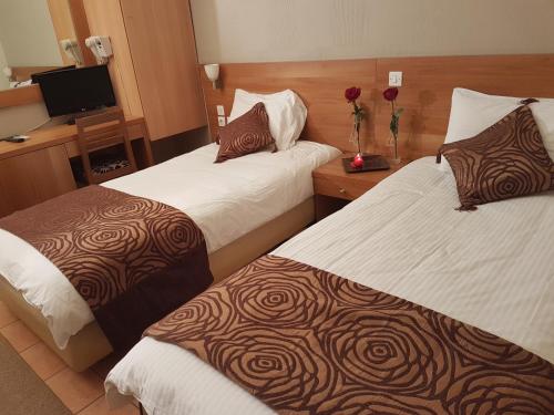 Postel nebo postele na pokoji v ubytování Glaros Hotel
