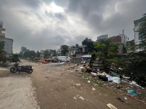a motorcycle parked on a dirt road in a city at Khach san Dung Thuy in Bắc Giang