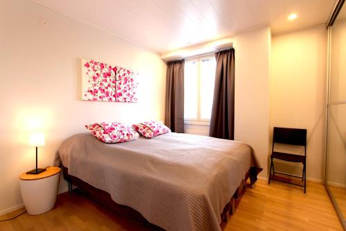 Un pat sau paturi într-o cameră la Santalux Apartment