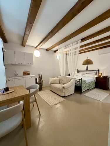 a living room with a bed and a table at Casa di Luna Rovigno in Rovinj