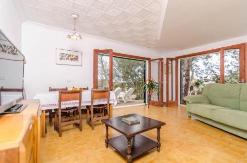 a living room with a couch and a table at Es Jaç in Cala Santanyi