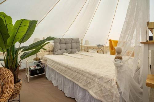 a bedroom with a bed in a tent at Tipi Jurte Zelt in der Seenplatte in Carpin