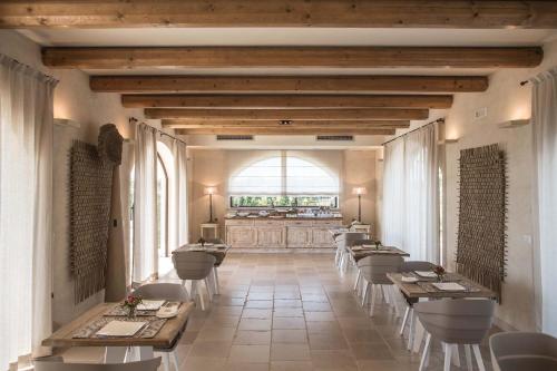 מסעדה או מקום אחר לאכול בו ב-Le Scuderie - Castello Monaci