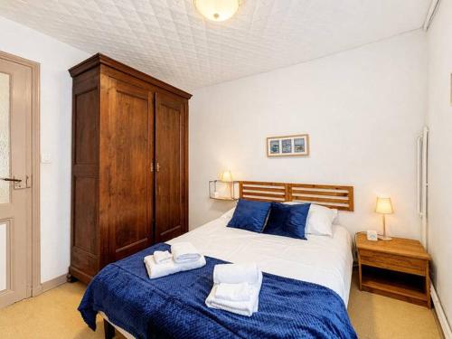 a bedroom with a bed with two towels on it at Azur des jardins in Annonay