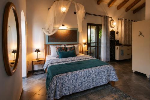 a bedroom with a bed with a green comforter at סתיו בגולן in Qasrîne