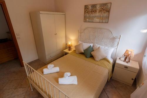 a bedroom with a bed with two towels on it at Villa Lito in Litochoro