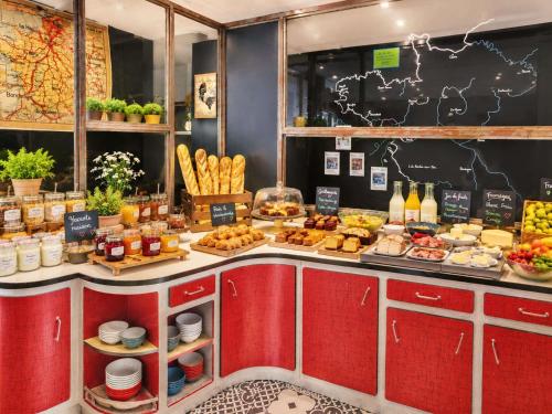 a bakery with a buffet of food on display at Greet hôtel Saint-Nazaire-Trignac, Nouvelle marque du groupe Accor in Saint-Nazaire