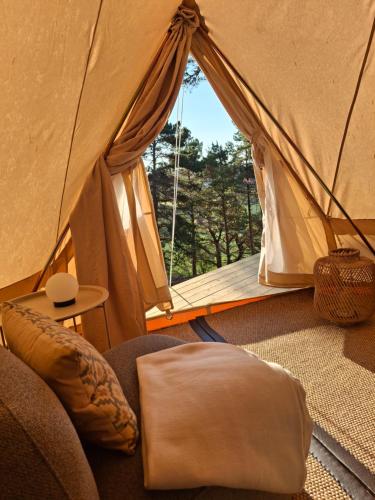 a living room with a tent with a window at Halden Glamping in Halden