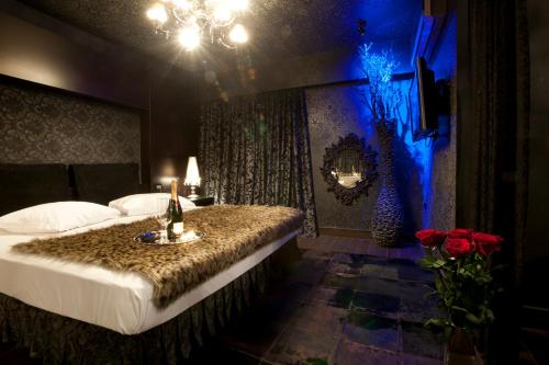 Ένα ή περισσότερα κρεβάτια σε δωμάτιο στο The Crystal Blue Hotel 
