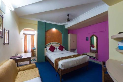Kama o mga kama sa kuwarto sa Hotel Mahalaxmi Indo Myanmar