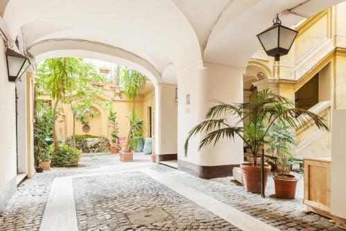 Delightful Piazza di Spagna with balcony