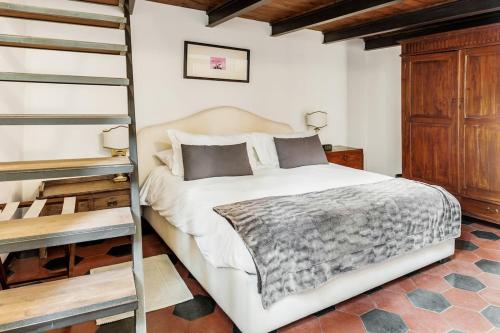 Delightful Piazza di Spagna with balcony