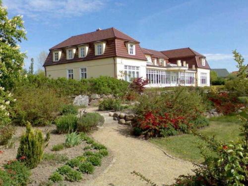 a large house on top of a hill with a garden at Ferienzimmer Günther Objekt 28985 in Rostock