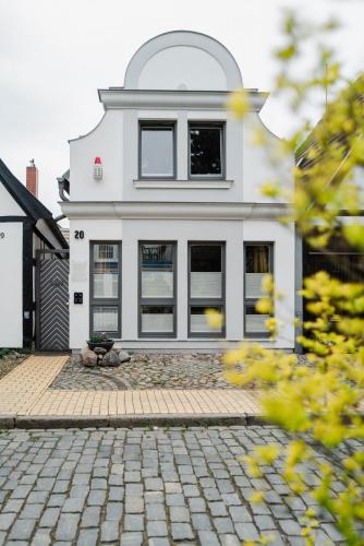 a white house with a round top at MAISON ART Appartements - Objekt 94080 in Warnemünde
