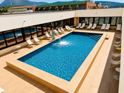 ein Schwimmbad auf dem Dach eines Gebäudes in der Unterkunft Best Western Hotel Garda in Affi