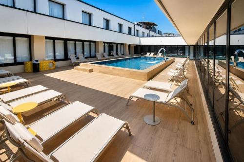 ein Pool auf einem Kreuzfahrtschiff mit Liegestühlen in der Unterkunft Best Western Hotel Garda in Affi