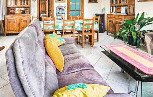 ein Wohnzimmer mit Sofa und Tisch in der Unterkunft Campania in Florka