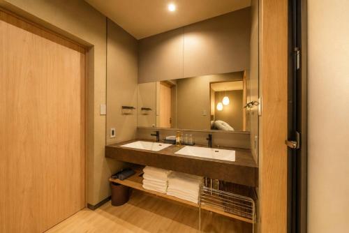 a bathroom with a sink and a mirror at 緑翠-Ryokusui- in Beppu