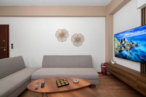 Modern Kallithea Apartment - Metro, WiFi & AC