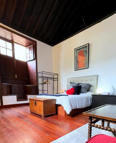 a bedroom with a bed and a wooden floor at Casa Tradicional Canaria - Gara in Garachico