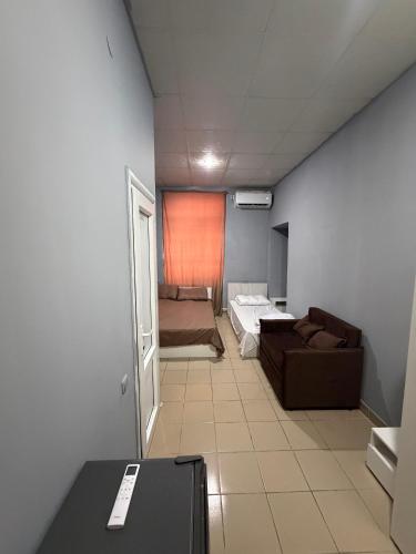 ein Wohnzimmer mit Sofa und Bett in der Unterkunft Ruma Hotel in Yerevan