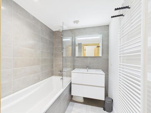 Appartement neuf, luxueux, au cœur des Gets avec terrasse, parking sécurisé, proche commerces et pistes.