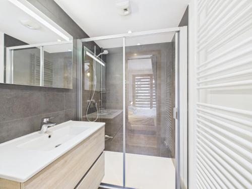 Appartement neuf, luxueux, au cœur des Gets avec terrasse, parking sécurisé, proche commerces et pistes.