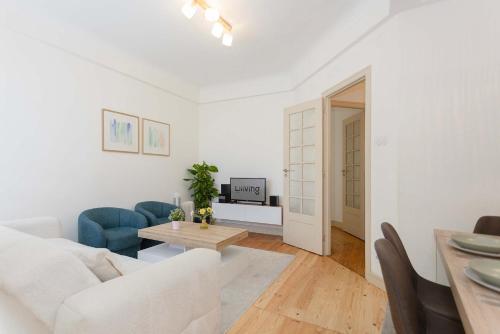 Light Spacious Apartment by Liiiving
