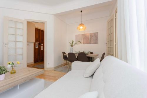 Light Spacious Apartment by Liiiving