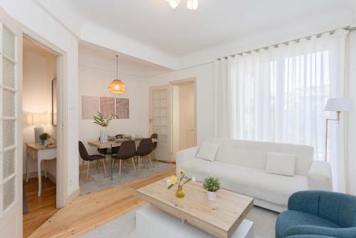 Light Spacious Apartment by Liiiving