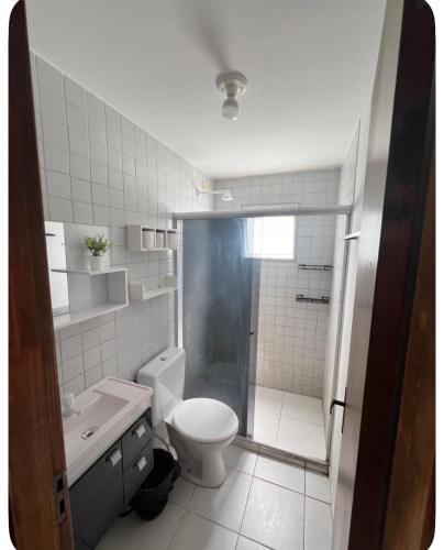 a bathroom with a toilet and a shower and a sink at Apto no Janga in Paulista