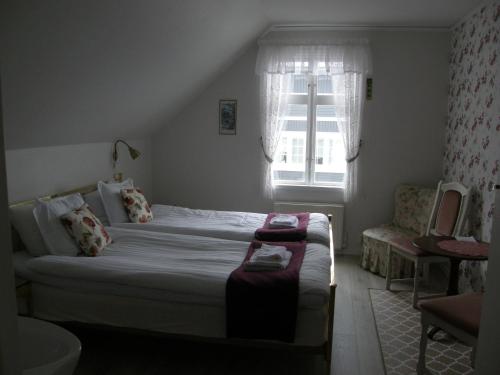 a small bedroom with a bed and a window at Monicas Rumsuthyrning in Borgholm