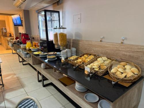 linia bufetowa z wystawionym pieczywem i ciastkami w obiekcie DAKAR HOTEL w mieście Mendoza
